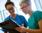 medicína_doktorka_zdravotní_sestra_ženy_nemocnice_stetoskop_konzultace