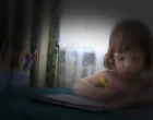 Holčička kreslí - pohled nemocného člověka se zeleným zákalem.