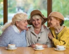kamaradky_seniorky_zeny_kavarna_volny_cas_radost