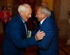Profesor Oldřich Eliška převzal ocenění za publikaci svého celoživotního díla. Mezi prvními gratulanty byl i předseda Senátu PČR Jaroslav Kubera. Foto: Michal Stavinoha