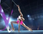 Gymnastka se stuhou na soutěži.
