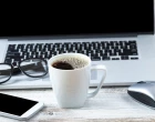 káva_hrnek_počítač_notebook_laptop_brýle_usb_mobil_myš_stůl