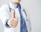 medicína_muž_doktor_palec_nahoru_ok